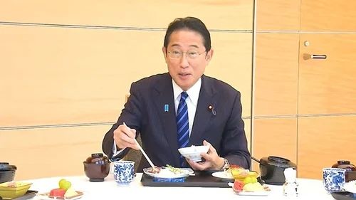 Premierul japonez, a măncat peşte de la Fukushima după deversarea apei radioactive