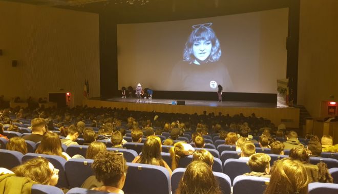 Problema consumului de droguri, animată prin teatru, la Centrul pentru Tineret 