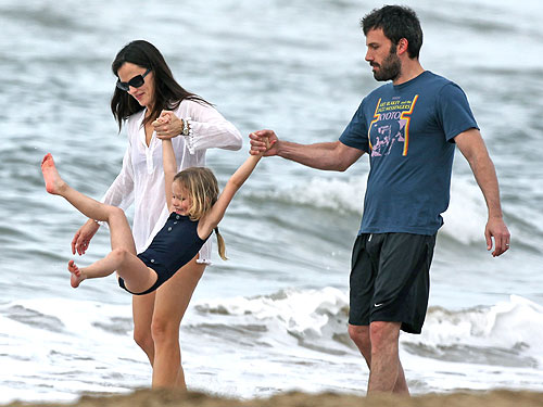 Ben Affleck și Jennifer Garner, părinți pentru a treia oară - jennifergarnerbenaffleckviolet-1314130972.jpg
