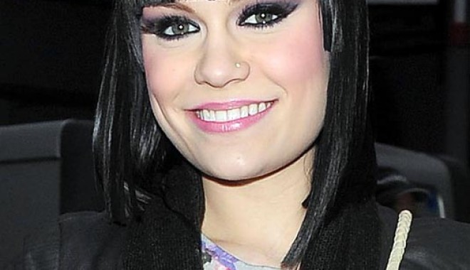 Jessie J cântă sâmbătă pe plajă - jessiej4-1343404595.jpg
