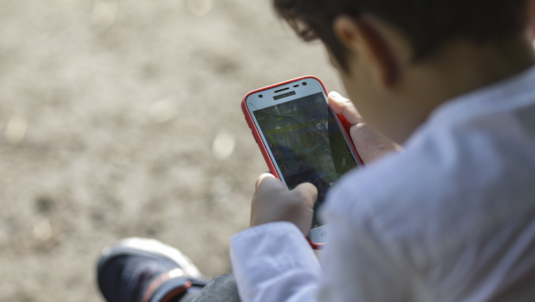 Fără telefoane în licee și fără social media pentru copiii sub 15 ani - jmg9ndqwjmhhc2g9yjhjzde2ztvjywyw-1769499274.webp