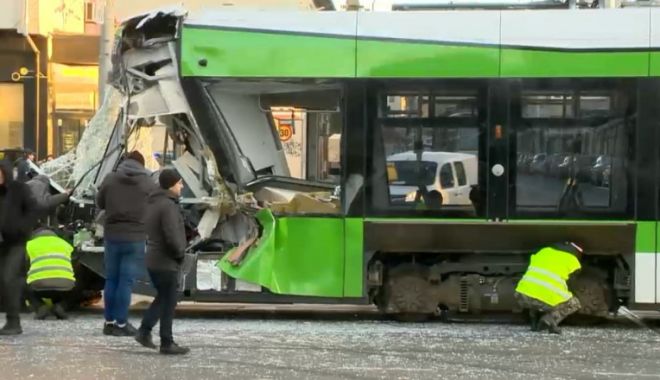 Două tramvaie s-au ciocnit duminică dimineaţa! Șoferii, transportați la spital