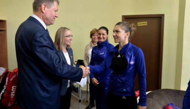 Klaus Iohannis o decorează pe Simona Halep cu Ordinul Național 