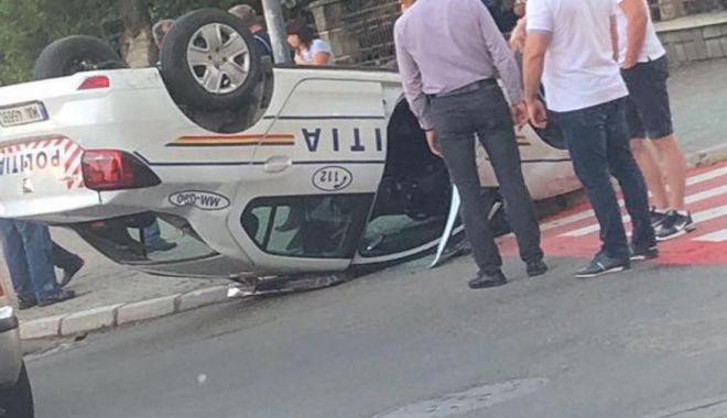 GALERIE FOTO / Accident spectaculos. Mașină de poliție răsturnată chiar în fața sediului - jnpjptemagfzad05ndgyzta0yjq0zjmz-1531286533.jpg