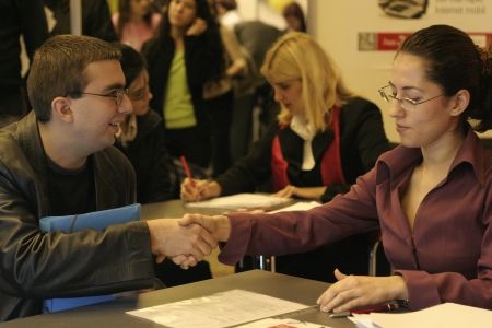 Jumătate din românii apți de muncă au un job - job-1317023297.jpg