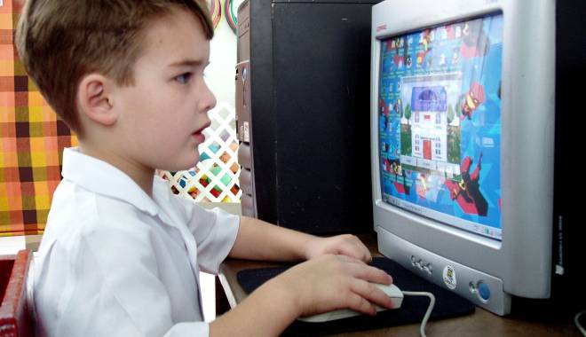 Peste jumătate dintre români au calculator și internet acasă - joc-1448633359.jpg
