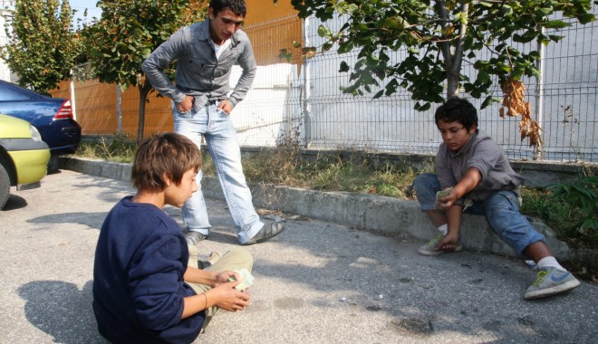 Analize gratuite pentru romii din Cernavodă - jocurinorocbarbuttiganicopii3-1373011445.jpg