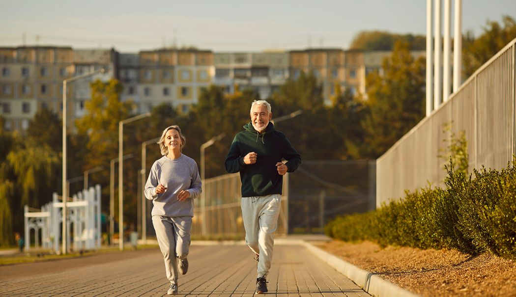 Alergați pe asfalt sau iarbă? Ce variantă este mai bună pentru genunchi - joggingjpg-2-1752666694.jpg