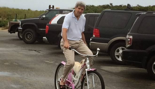 John Kerry, implicat într-un accident în timp ce mergea pe bicicletă - johnkerry-1433082982.jpg
