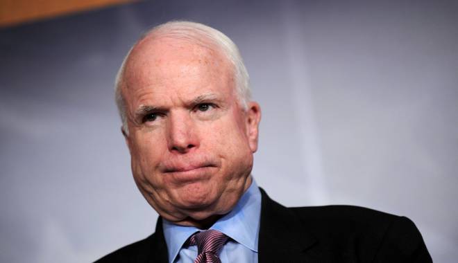 Doi senatori americani vor 100.000 de soldați străini contra SI - johnmccain-1448878822.jpg