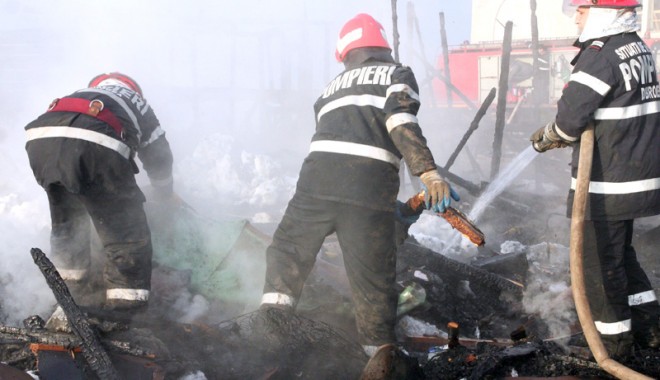 Incendiu devastator în cartierul CET - jos-1326396523.jpg