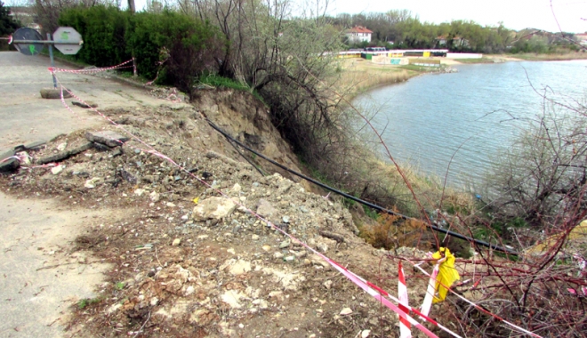 Falezele din Eforie au luat-o la vale - jos-1494261878.jpg