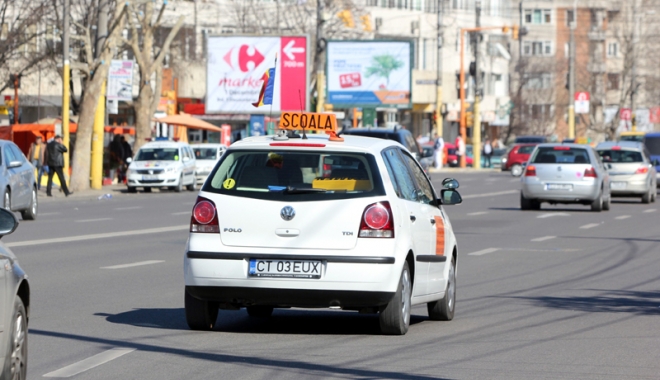 Instructorii auto independenți, scoși de pe piață. Sunt obligați să-și facă școli de șoferi - jos-1502121316.jpg