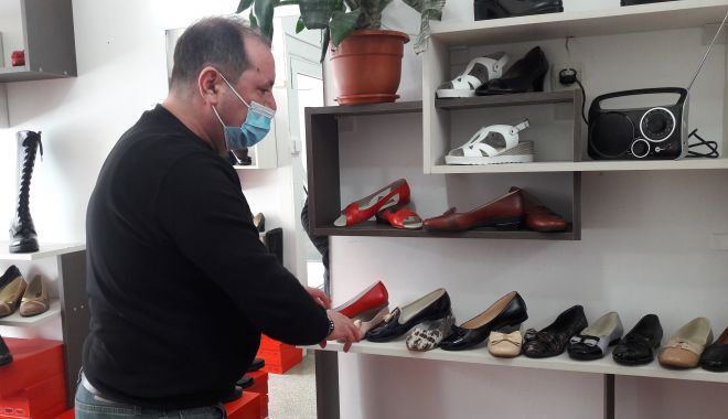 Din mâinile lui ies adevărate creații și, totuși, este dezamăgit! „Pantofii româneşti nu mai au căutare” - jos-1613317176.jpg