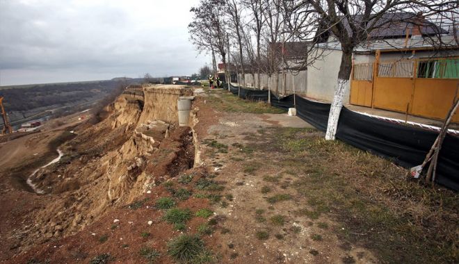 Situaţie disperată la Cumpăna. Alte 27 de case puse în pericol de surparea malului canalului - jos-1616944027.jpg