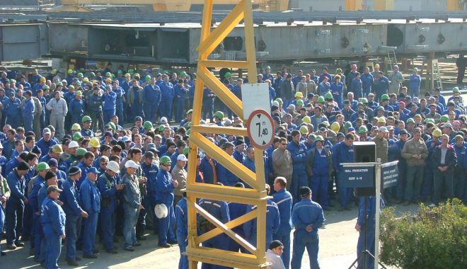 Le-a ajuns cuțitul la os! Sindicaliștii de la Damen Shipyards Mangalia protestează la ușa ministrului Economiei - jos-1670777518.JPG