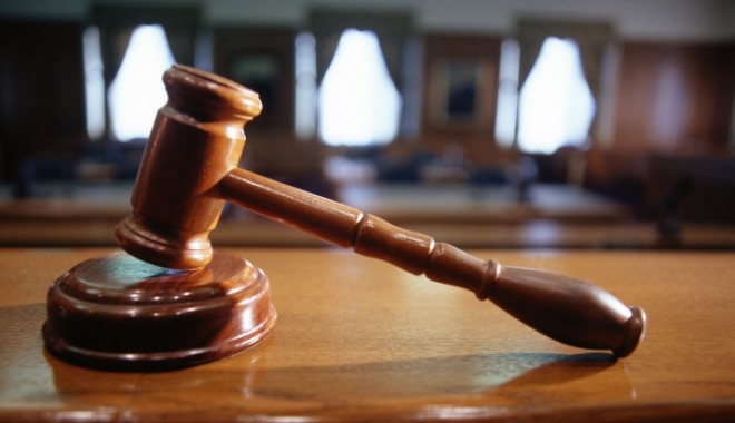 Șoferul care a rănit două persoane și s-a baricadat în casă va fi anchetat în libertate - judecator2163720029694200-1384084694.jpg