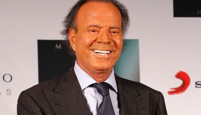 Julio Iglesias a fost reţinut pe aeroport! Agenţii au rămas surprinși când i-au verificat bagajul