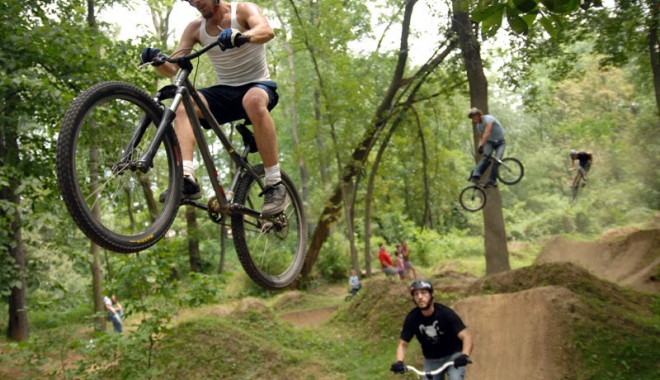 Pe bicicletă, la Cheile-Grădiștei - jumpjam01-1347036415.jpg