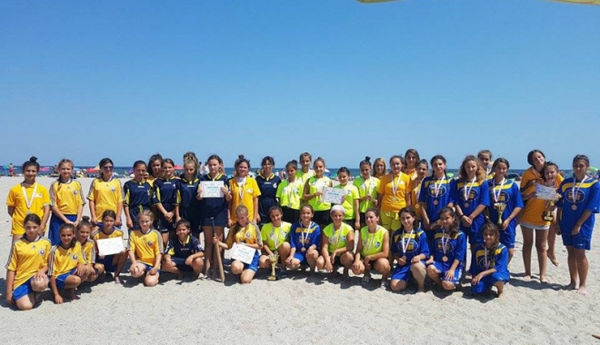 Junioarele se întrec la Campionatele Naționale de oină, pe plaja 