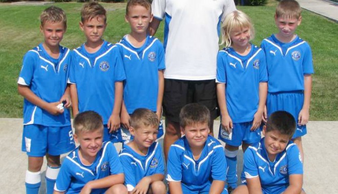 Două grupe de juniori ale Academiei Hagi, la Cupa Mauro - juniori2004academie-1330097743.jpg