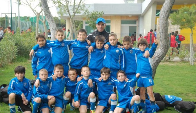 Fotbal / Juniorii de la Viitorul continuă să impresioneze în Portugalia - junioriacademie-1333696218.jpg