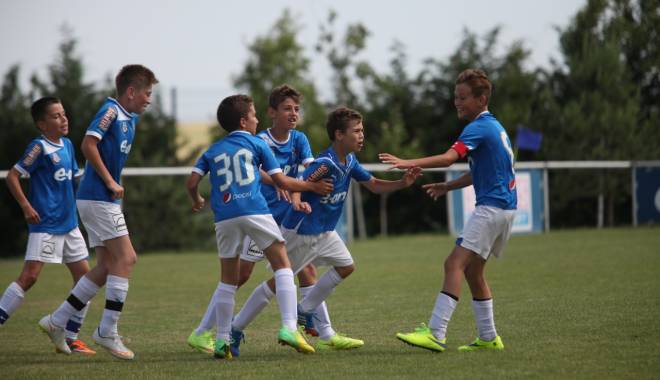 Fotbal/ Juniori E: FC Viitorul - ACU Arad, în finala Campionatului Național - junioriacademie-1434445403.jpg