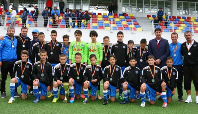 Juniorii D ai Academiei Hagi - medaliați cu argint - juniorii-1402941698.jpg