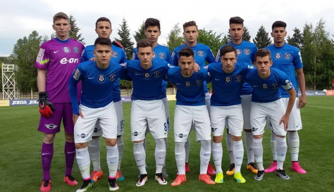 Juniori republicani  ai Viitorului joacă  cu trofeul pe masă - juniorii-1462553473.jpg