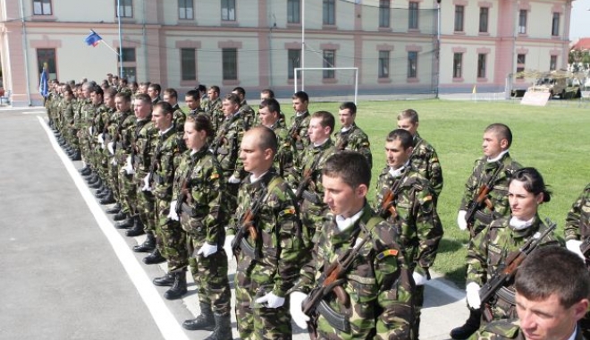 RECRUTĂRI ÎN ARMATA ROMÂNĂ / Sute de candidați din Constanța se luptă pentru un post - juramant3-1480337864.jpg