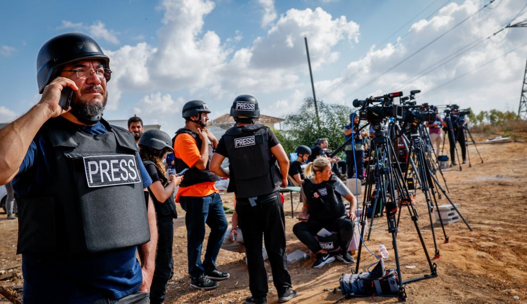 MAE condamnă ferm toate actele de violenţă împotriva jurnaliştilor şi a mass-media în exercitarea profesiei lor - jurnalisti-1714724287.jpg