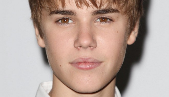 Justin Bieber se milogește de Selena Gomez să-l ierte - justinbieber-1353841788.jpg