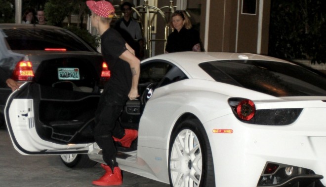 Fotograf ucis în timp ce poza mașina lui Justin Bieber - justinbieberferrarila2012justinb-1357124814.jpg