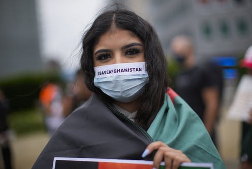 S-au reluat cursurile la Universitatea din Kabul: bărbații și femeile sunt despărțiți de o perdea - kabul-1631003037.jpg