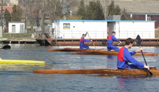 Poftiți la bord, pregătiți vâslele, start! - kaiac-1333738524.jpg