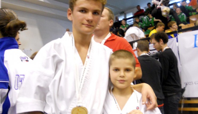 CS Shiai are doi campioni europeni: Cristian Albert și Sebastian Nuțescu - karate2-1318256284.jpg