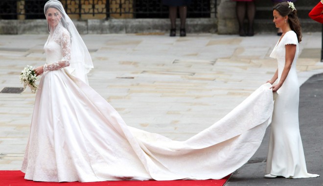 Rochia de mireasă a ducesei de Cambridge a adus încasări de milioane de lire sterline - katemiddletonweddingdress1221760-1317822929.jpg