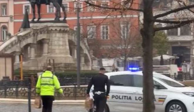 Misiune „specială”! Doi poliţişti au pornit girofarurile cât timp şi-au luat mâncare de la KFC - kfc-1667920977.jpg