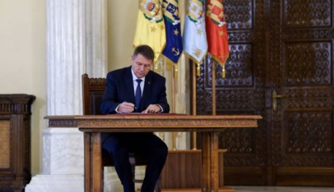 Iată ce beneficii pierd cei cărora li se retrag decorațiile - kiausiohannisasemnatdecreteleder-1575986089.jpg