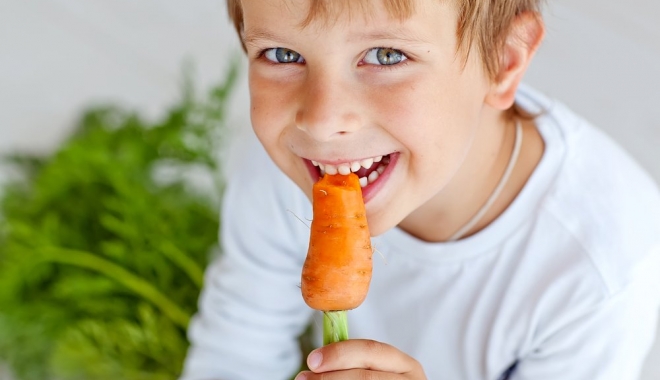 Morcov, păstârnac, țelină, sfeclă / Ce vor mai primi la școală, din acest an, preșcolarii și elevii - kideatingcarrot1-1504855745.jpg
