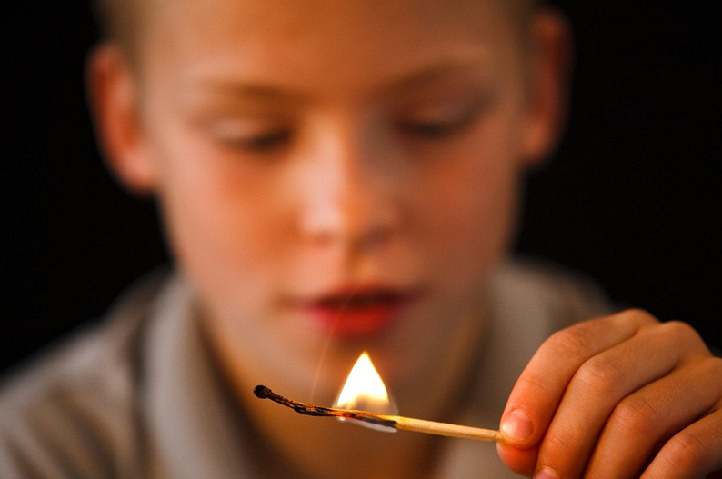Doi copii, la un pas să își piardă viața, dintr-o joacă! - kidplayingfire1-1721041900.png