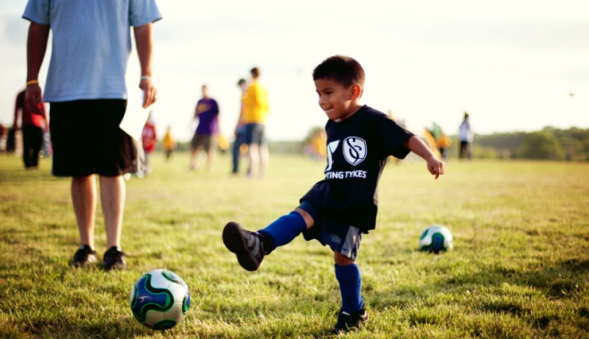 COPIII ROMÂNI, FRUNTAȘI LA OBEZITATE! Decizie importantă luată de Ministrul Sportului - kidplayingsoccer-1495610929.jpg