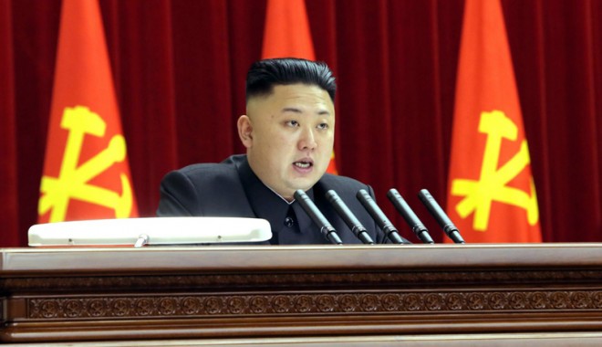 Măștile lui Kim Jong-Un: De la tătucul poporului, la șeful de război - kim-1365511301.jpg