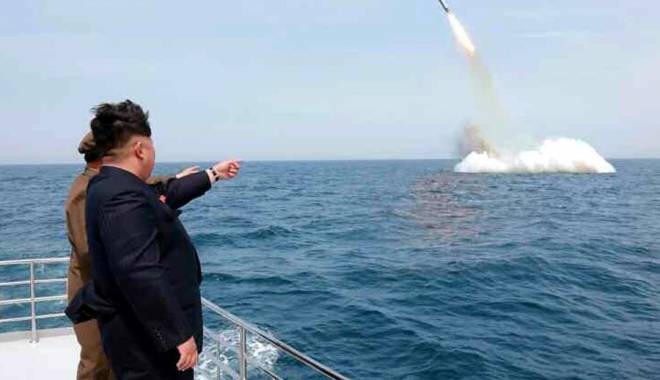 VIDEO / Coreea de Nord a publicat o înregistrare cu un test de rachetă lansată de pe un submarin - kim-1452339666.jpg