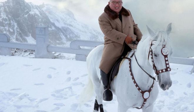 Kim Jong Un sfidează sancțiunile călare pe un cal alb, pe muntele sacru Paektu - kim-1571230464.jpg