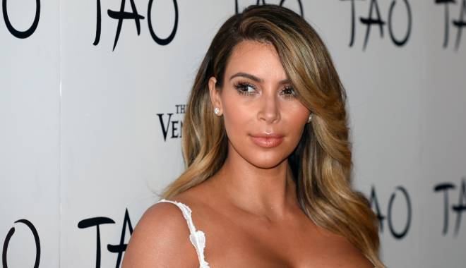 Kim Kardashian a renunțat din nou la haine. Iată de ce - kimkardashianapptakesovergovernm-1431339551.jpg