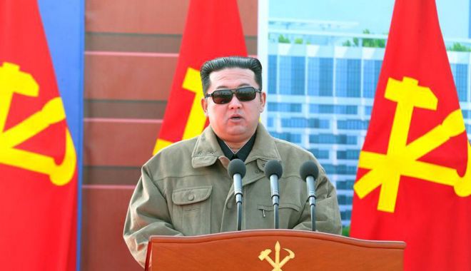 Kim Jong-un, cu ochelari de soare şi jachetă militară - kimochelari-1644855243.jpg