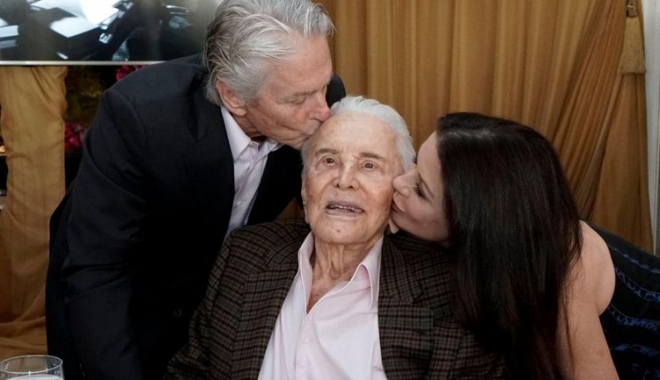 Kirk Douglas, imagini memorabile la aniversarea de 101 ani - kirkdouglasmichaeldouglascatheri-1513345892.jpg