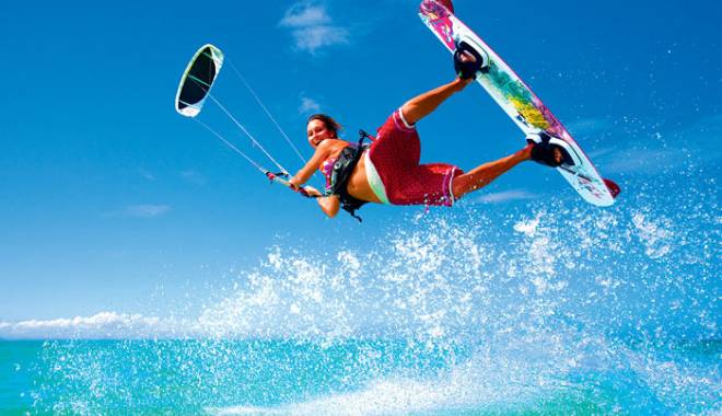 Kite-surfing, adrenalină sută la sută! - kitesurfinggirl-1438613454.jpg