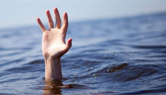 INTERVENŢIE CONTRACRONOMETRU! Turist resuscitat, după ce s-ar fi înecat. A ignorat steagul roşu